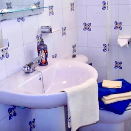 Apartment Beachfront 2 Bedroom Apartment, Seaview, Swimmingpool, Parking *