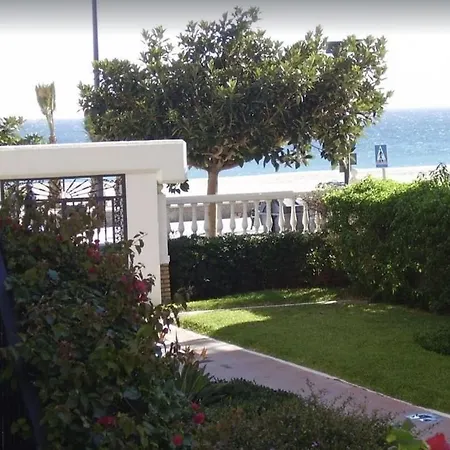 Beachfront 2 Bedroom Apartment, Seaview, Swimmingpool, Parking Apartment *